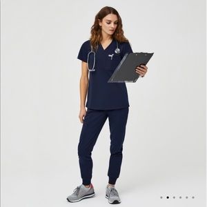 Figs womens Catarina scrub top and Zamora jogger bottoms in navy/large